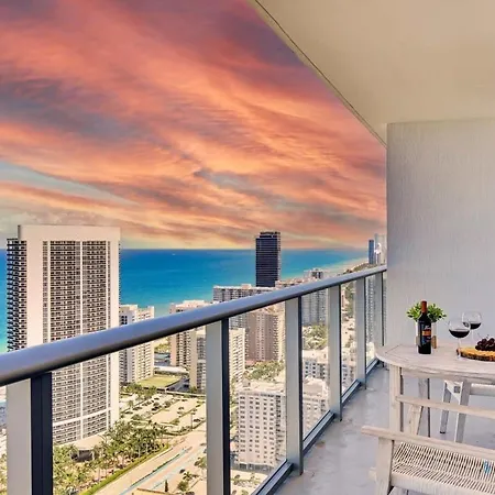 Oceanfront Balcony - Endless Views - Amazing Pools Apartment